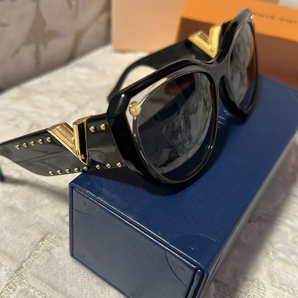 Louis Vuitton sunglases - Picture 8 of 9